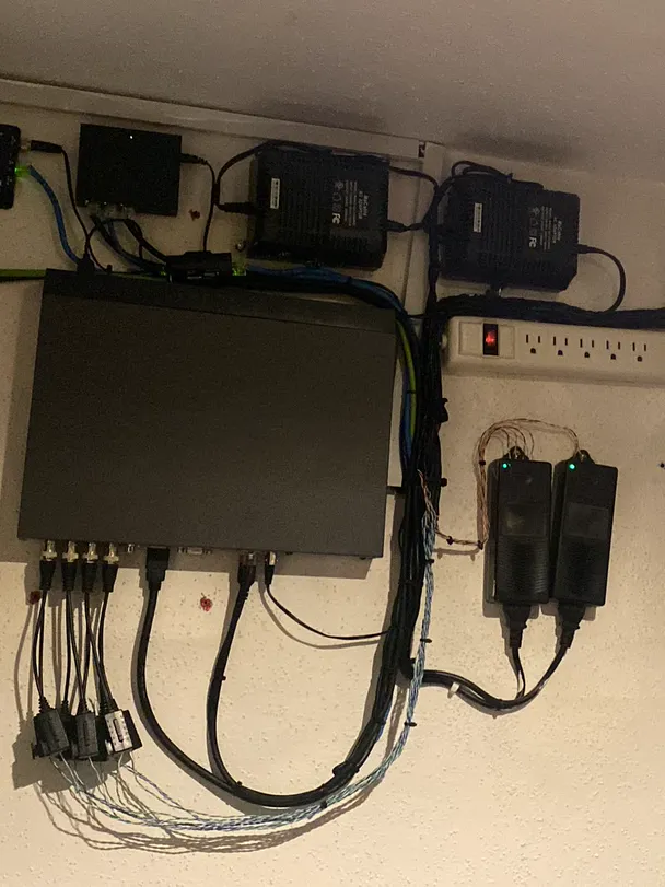 DVR y fuentes instalados en muro con cableado ordenado